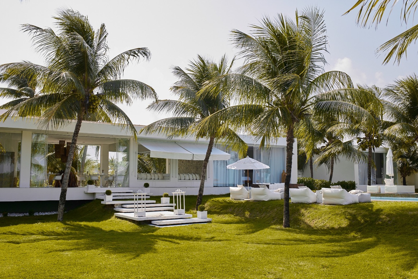 Integrado à paisagem natural da região, o local aposta em uma proposta de luxo discreto e elegância.