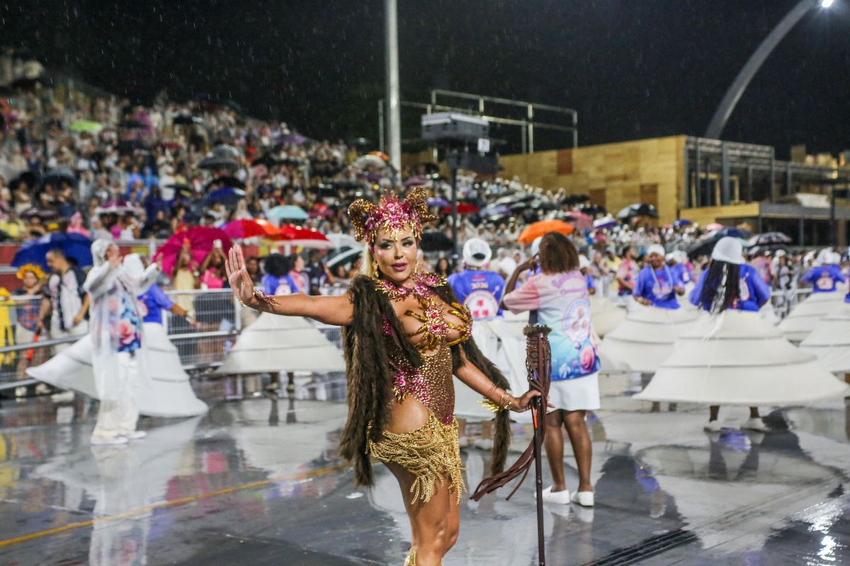 Rainha de bateria da Rosas de Ouro, Ana Beatriz Godoi, assumiu o posto na agremiação em 2019. Fotos: Adilson Marques