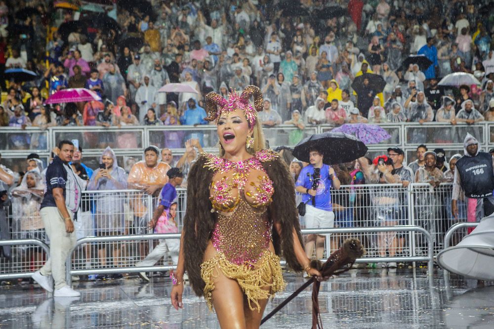 Nem mesmo a chuva foi capaz de tirar o brilho da apresentação: firme, sorridente e cheia de energia, a rainha de bateria manteve o ritmo do ensaio técnico e mostrou por que é um dos grandes destaques do Carnaval de São Paulo.