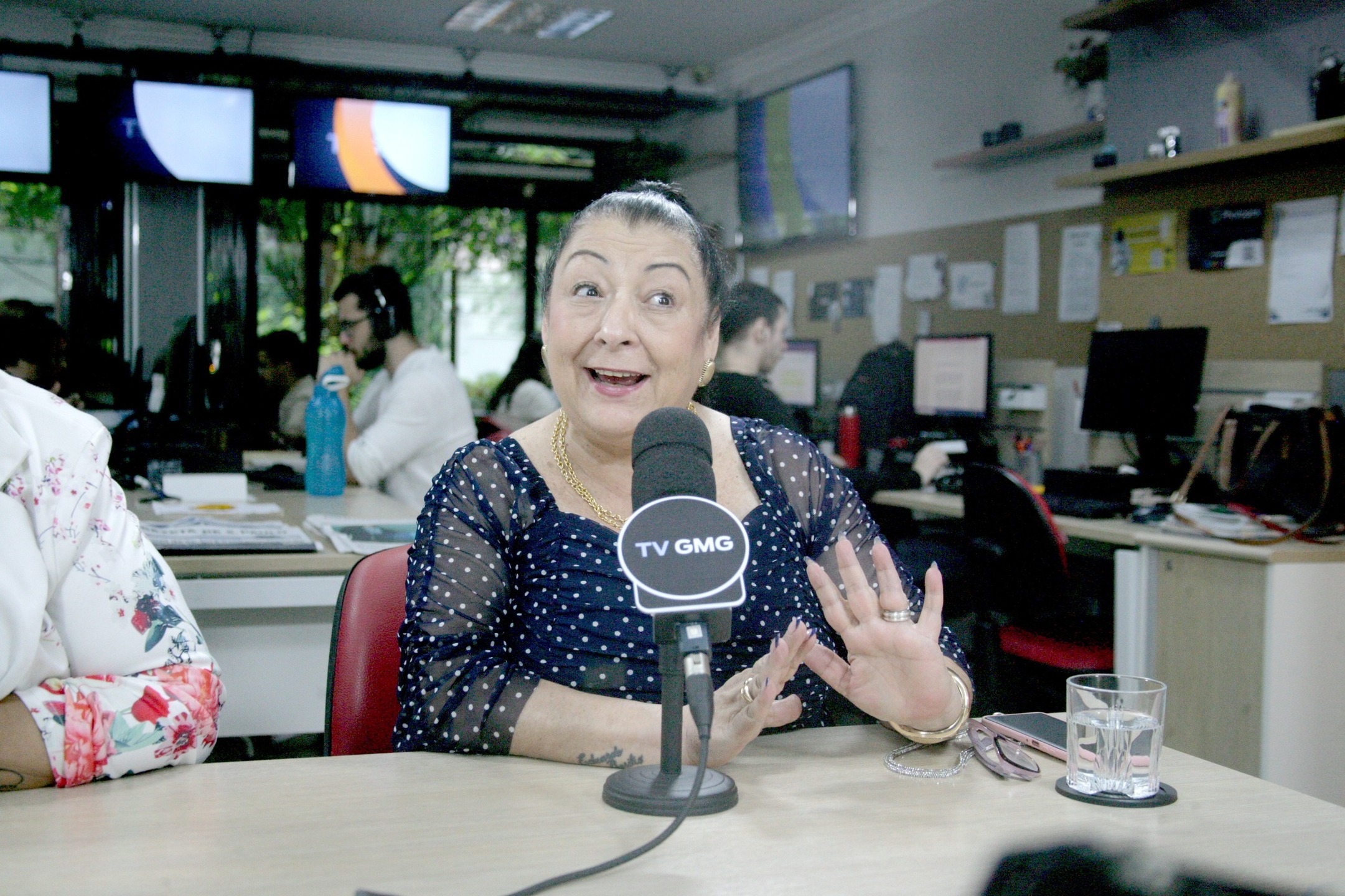 Angelína aos risos durante entrevista ao programa 'Direto da Gazeta', da TV GMG, em São Paulo.