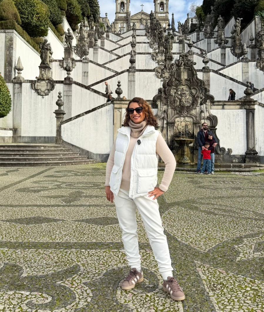 Cátia Fonseca, uma das apresentadoras mais populares da televisão brasileira, vive um período de descanso e reconexão durante férias prolongadas em Portugal. Fotos: Divulgação