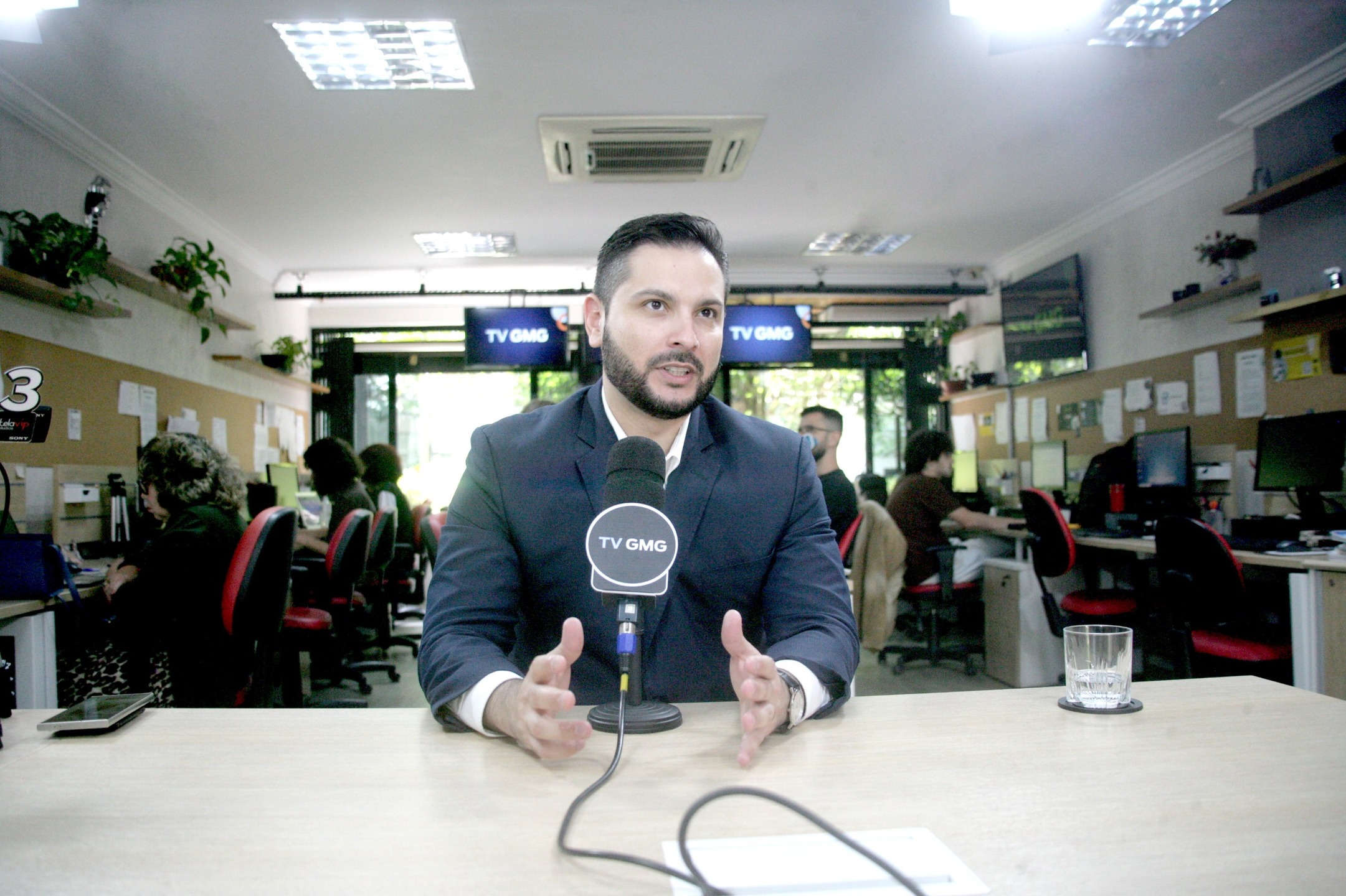 Na conversa, ele reforçou a importância da educação financeira como ferramenta essencial para evitar prejuízos.