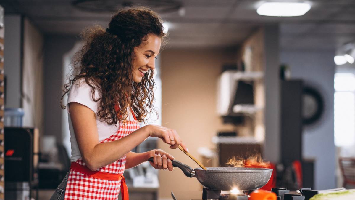 O arroz uma excelente fonte de carboidratos complexos, energia e é livre de glúten (Foto: Freepik)