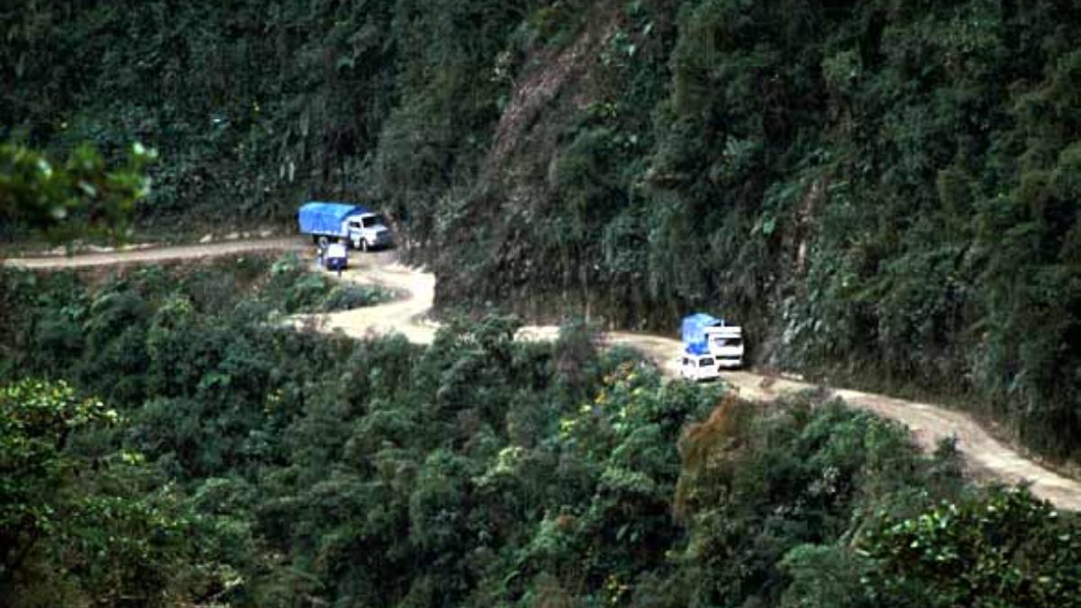 Nos anos 1990, o Banco Interamericano de Desenvolvimento classificou a via como a estrada mais perigosa do mundo, após registrar um alto número de veículos que despencavam pelos precipícios (Foto: Hph/Wikimedia Commons)