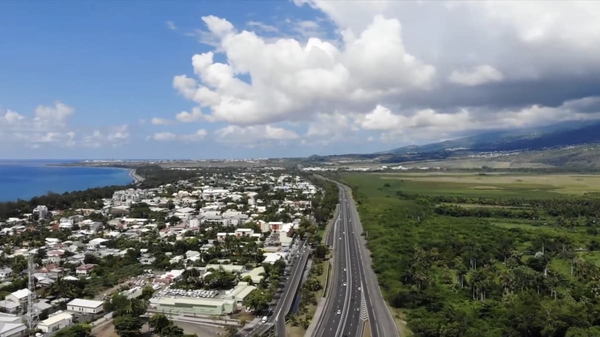 Vista das montanhas e vales que moldam o relevo da ilha Reprodução/YouTube