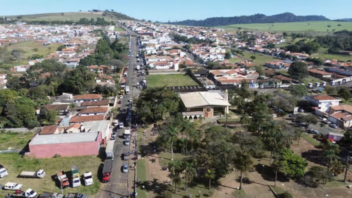 Vista do alto do Morro do Careca revela a paisagem rural do interior paulista