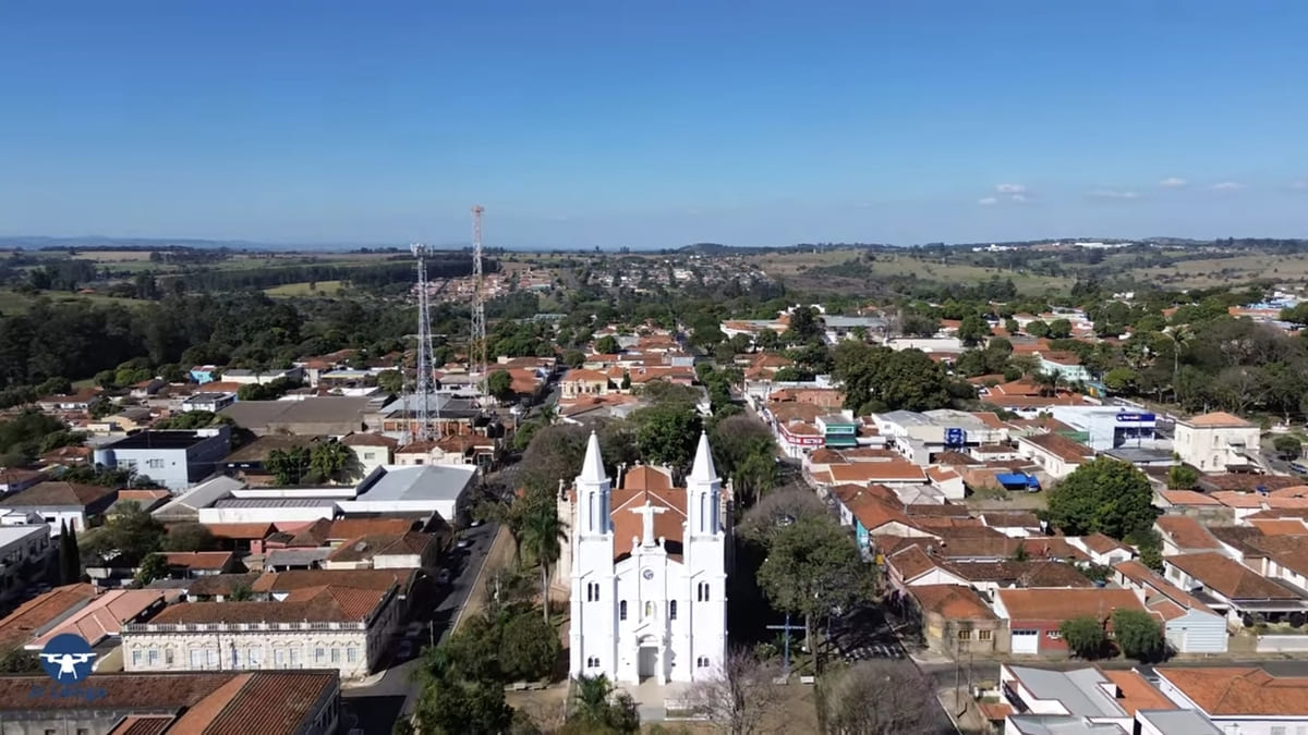 Paisagem combina áreas de pastagem, mata e rochas areníticas