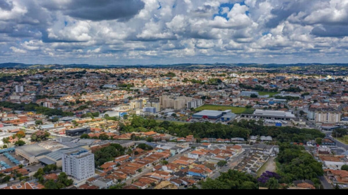 Vista aérea da cidade de Silveiras destaca o cenário típico do interior paulista - Reprodução/YouTube