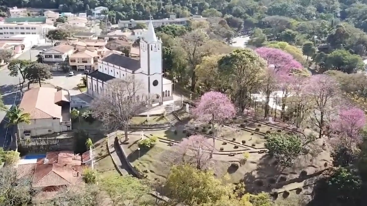Visitantes aproveitam dia de sol para banho em cachoeira na "Cidade das Cachoeiras" - Reprodução/YouTube