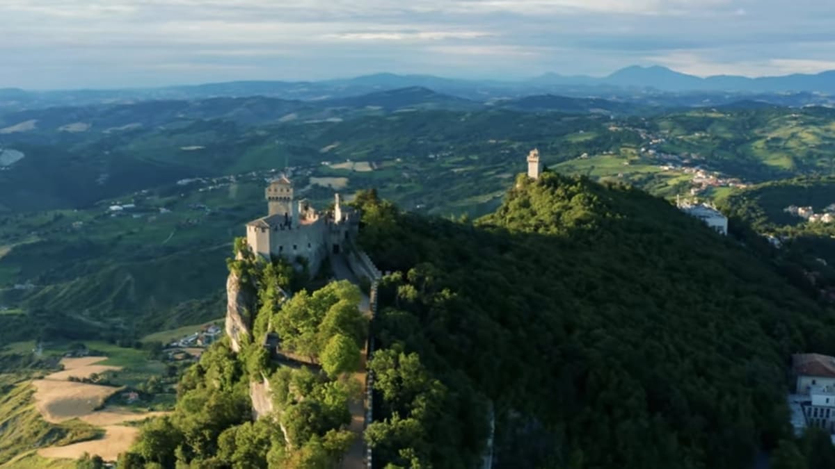 Ruas estreitas e muralhas que atraem milhares de turistas todos os anos