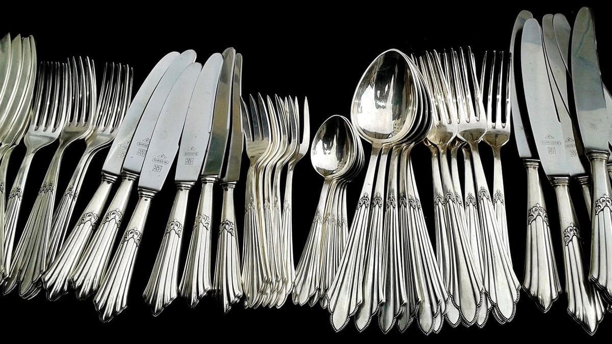Talheres recuperam o brilho após poucos minutos na solução caseira Pixabay