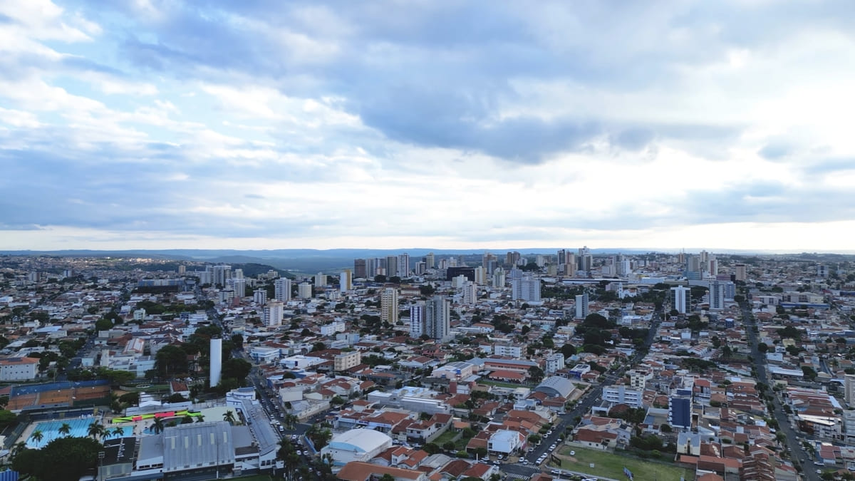 Vista panorâmica destaca o crescimento urbano e a organização da cidade - Reprodução/YouTube