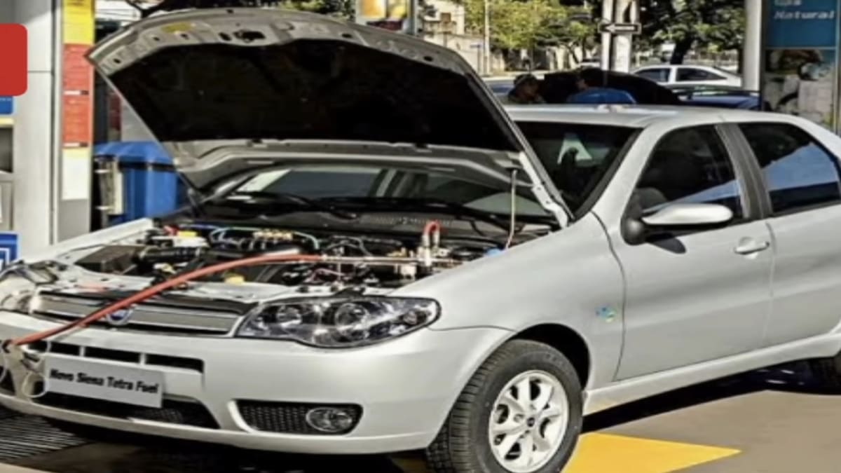 Carro abastecendo com GNV em posto da capital paulista Reprodução/YouTube