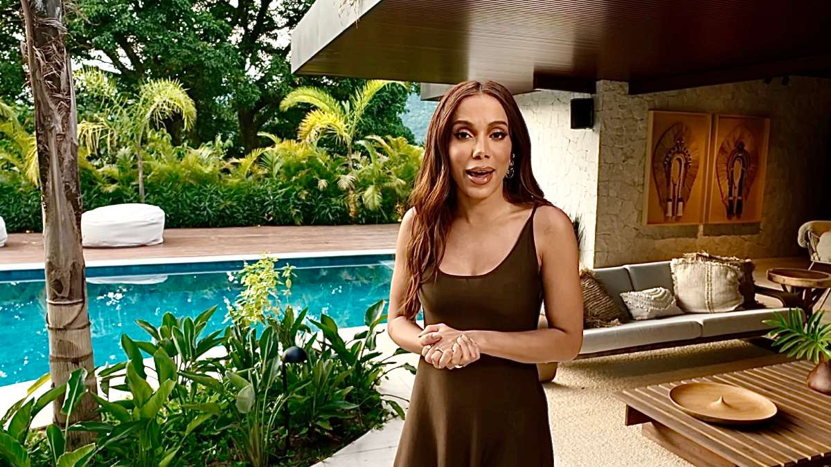 17. Cristais estão espalhados por vários cantos, reforçando a aura mística e a busca de Anitta por espiritualidade em seu quarto. Foto: Reprodução/Youtube