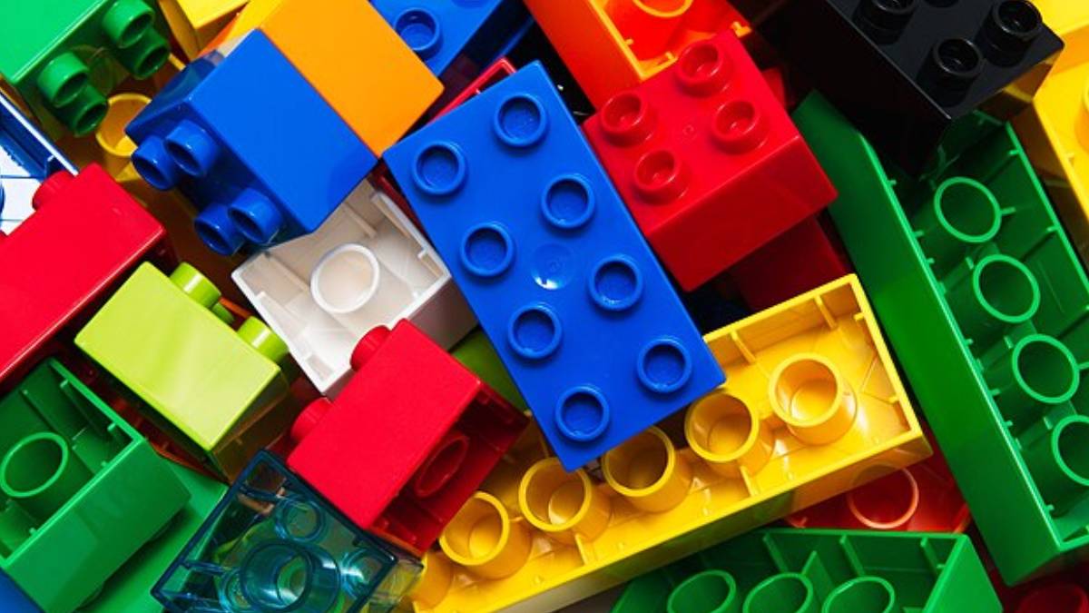 Tijolos de plástico reciclado se encaixam como peças modulares e prometem obras mais rápidas e limpas. Foto: Wikimedia Commons