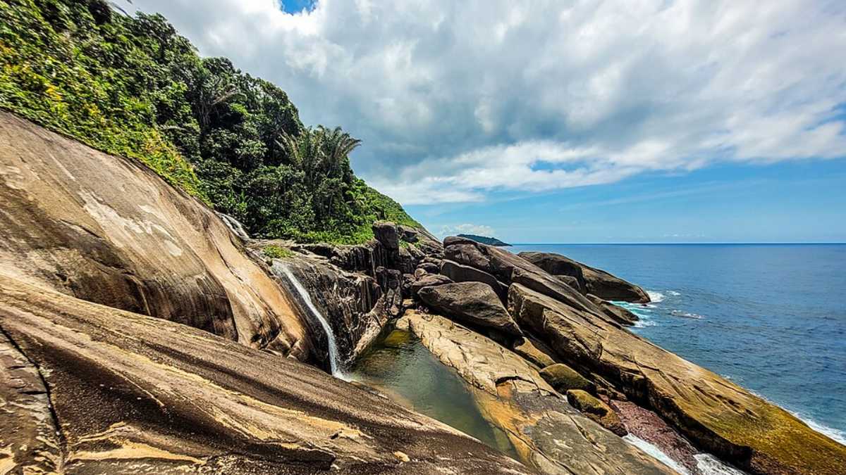 Situada em Paraty, dentro da Reserva Ecológica Estadual da Juatinga, no Rio de Janeiro, ela é famosa pelo encontro da queda com o mar, com um poço cristalino voltado para o oceano (Foto: João Paulo Marques D'Andretta/Wikimedia Commons)