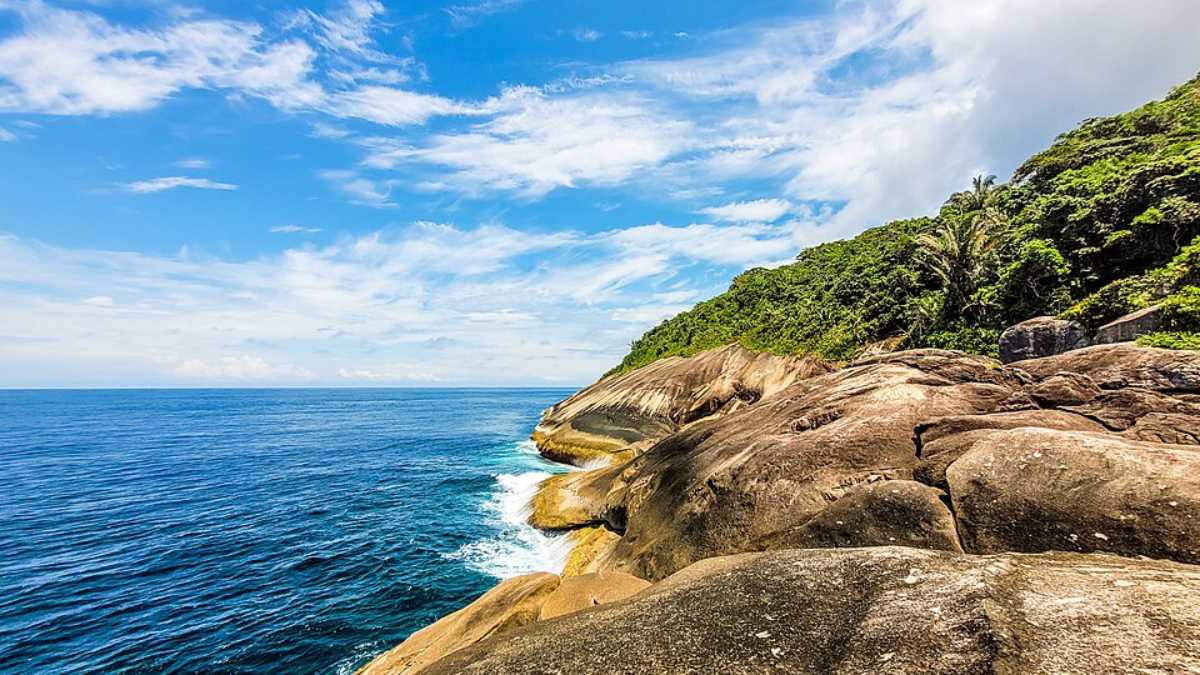 Quem vai até lá costuma descansar nas pedras ao redor da queda; outros preferem caminhar pelos arredores e aproveitar trechos desafiadores da Mata Atlântica (Foto: João Paulo Marques D'Andretta/Wikimedia Commons)