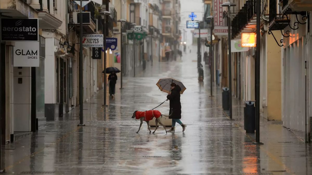 Em Portugal, por onde a tempestade Leonardo também passa com intensidade, o risco de inundações passou para o nível vermelho, seu nível máximo, de acordo com informações da AFP (Foto: REUTERS/Jon Nazca)