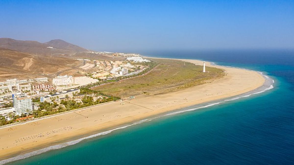 As Ilhas Canárias permanecem como presença forte no itinerário de viagens de muitos e tendem continuar atraindo viajantes em busca de sol e paisagens exclusivas (Foto: dronepicr/Wikimedia Commons)