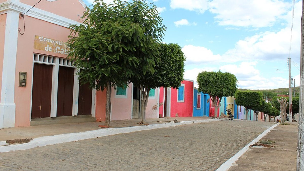 As construções simples, as ruas de pedra e o cenário sertanejo formam o ambiente que diretores buscam para retratar o Nordeste (Foto: Marinelson Almeida - Traveling through Brazi/Wikimedia Commons)