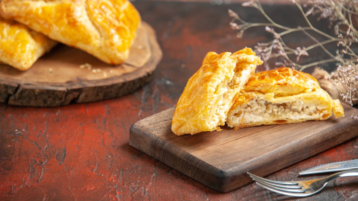 Empada de frango combina praticidade, sabor e versatilidade no dia a dia. Foto: Freepik