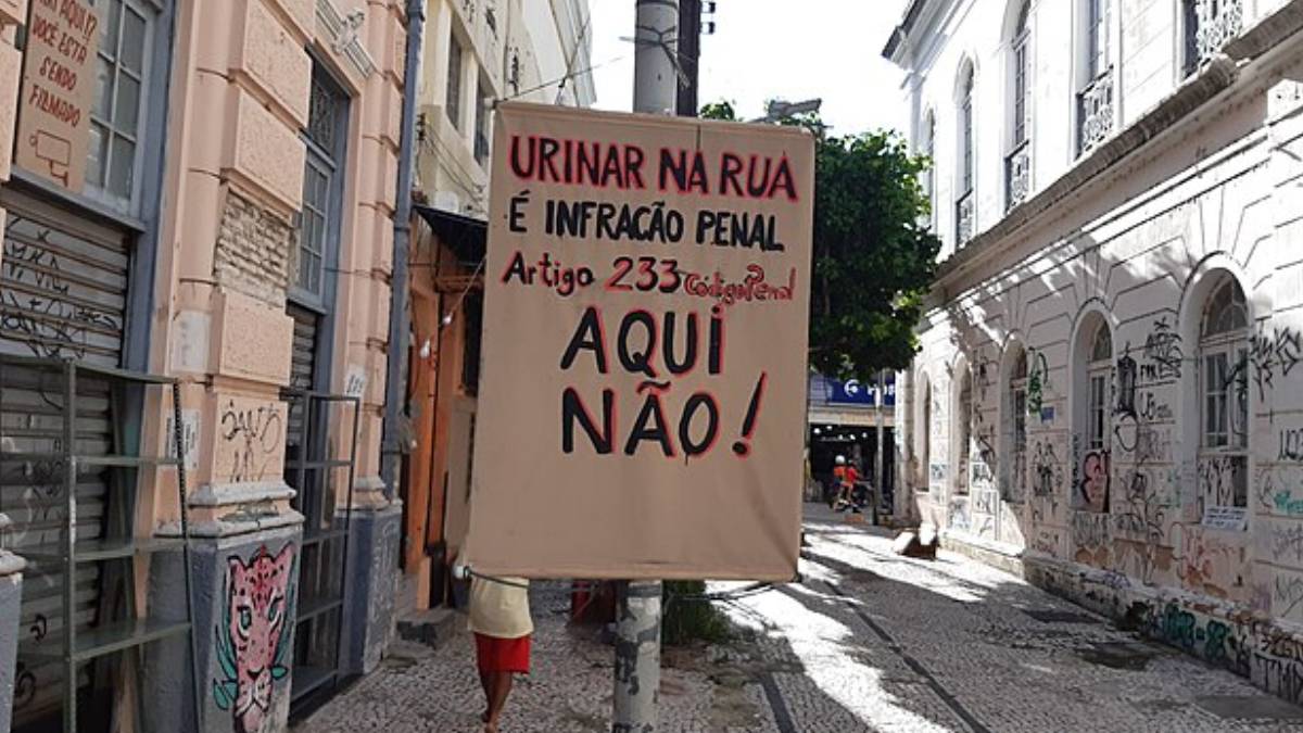 Lei municipal prevê advertência e multa para quem faz xixi nas ruas, prática comum em grandes eventos. Foto: Wikimedia Commons
