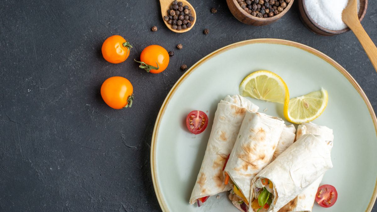 Montar seu wrap de atum com salada é um processo rápido e quase meditativo