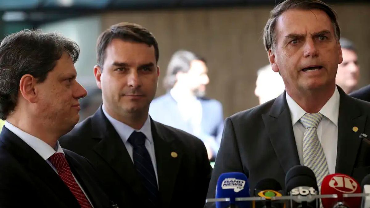 o senador, Flavio Bolsonaro e o ex-presidente Jair Bolsonaro, durante entrevista à imprensa, no CCBB. Foto:Wilson Dias/Agência Brasil