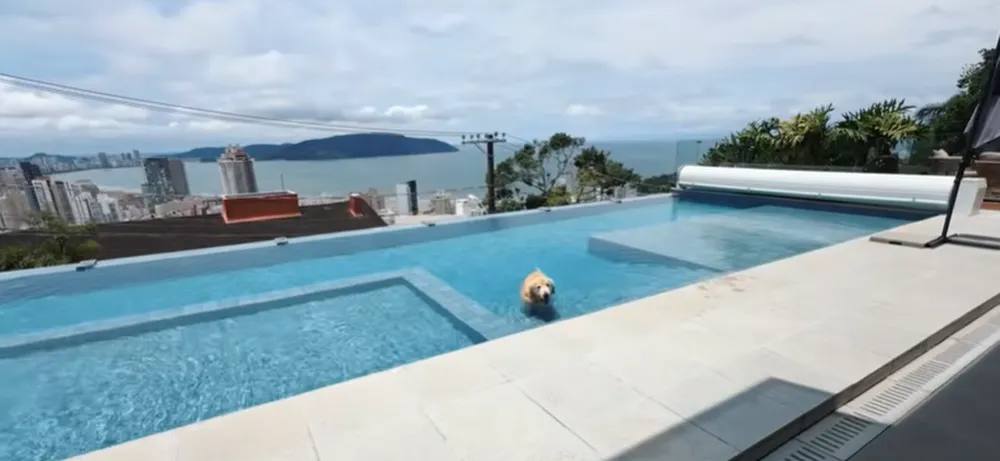 A piscina de borda infinita com vista para o mar é um dos destaques /Reprodução/Youtube