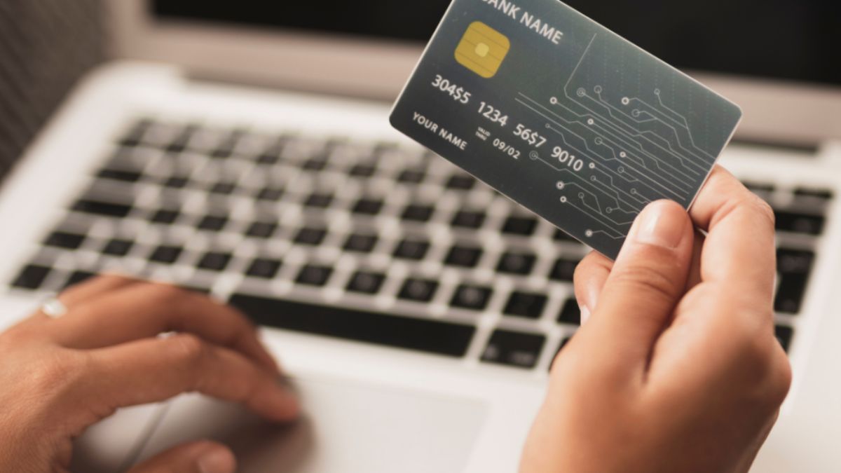Emprestar cartão a familiares coloca você na mira da Receita Federal. Foto: Freepik
