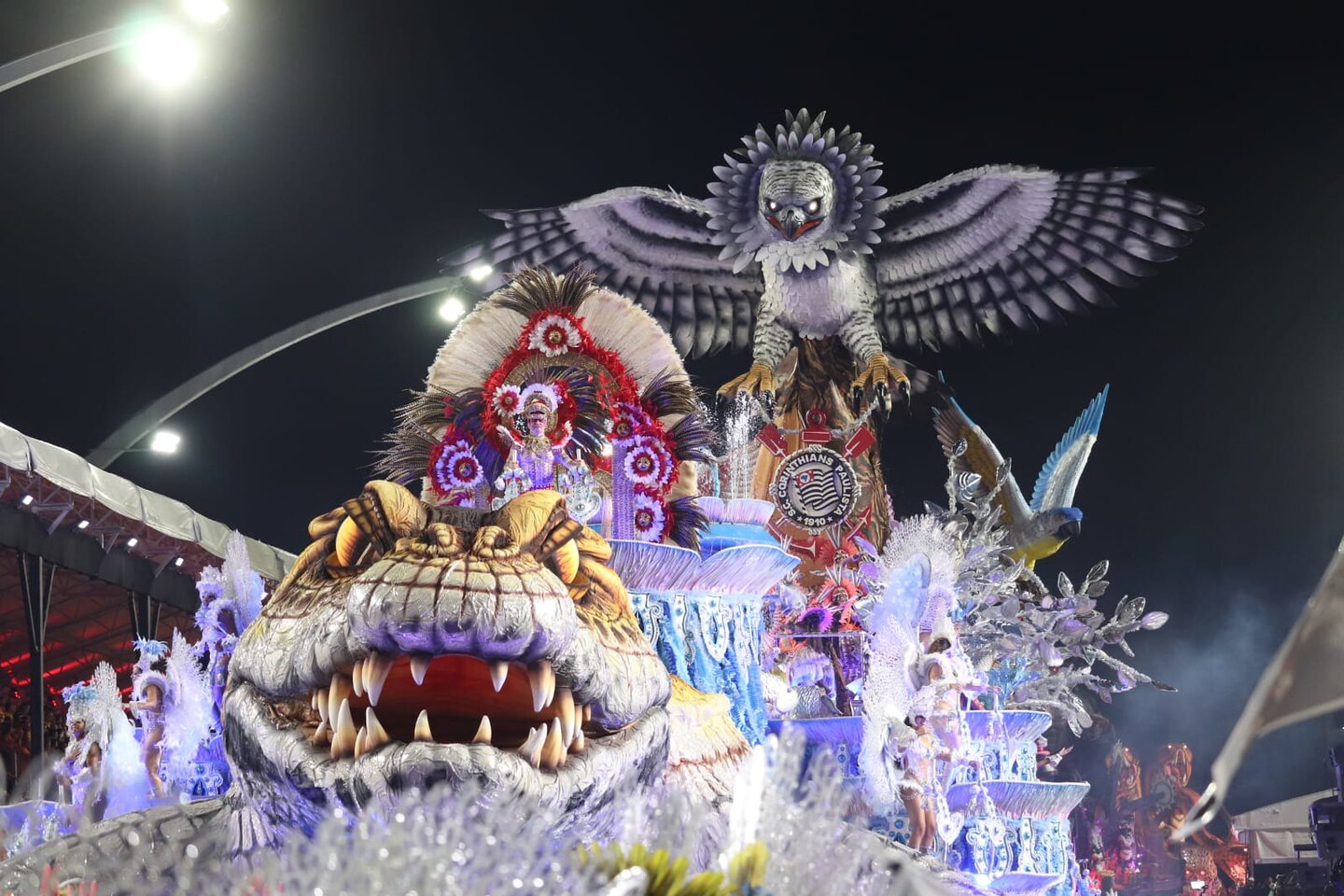Gaviões da Fiel apresentou alegorias grandes e luxuosas no Carnaval. Foto: Woody Henrique /Liga-SP
