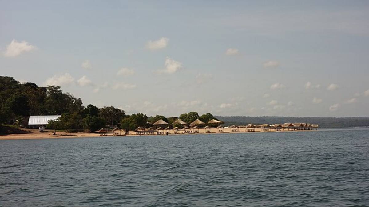 Localizado a cerca de 37 km de Santarém, no oeste do Pará, o distrito ganhou fama global por suas faixas de areia branca e águas cristalinas no Rio Tapajós (Foto: Rômulo Ferreira/ Wikimedia Commons)