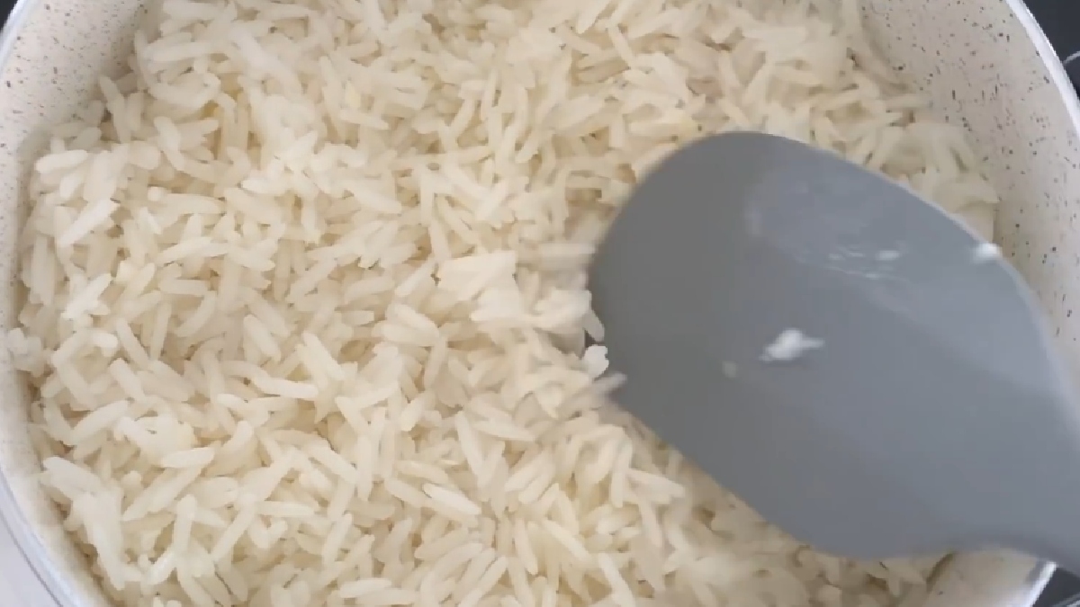 Ao entrar em contato com o calor residual, ele libera um vapor úmido que penetra entre os grãos, separando-os delicadamente sem amolecê-los demais - (Reprodução/YouTube)
