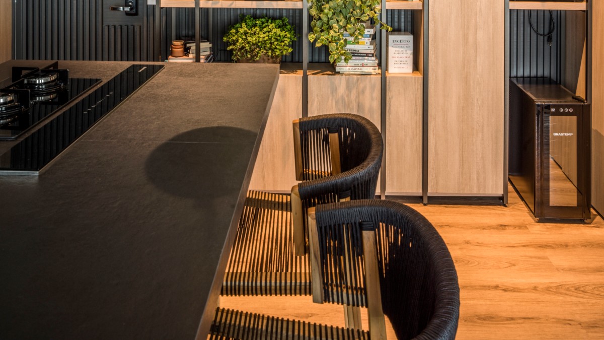 13. Área gourmet e lavanderia dividem espaço com a mesma linguagem estética. Foto: Divulgação