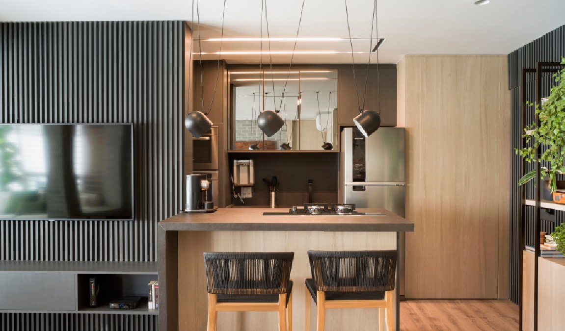 15. No quarto, espelhos ampliam a profundidade e valorizam a luz natural. Foto: Divulgação