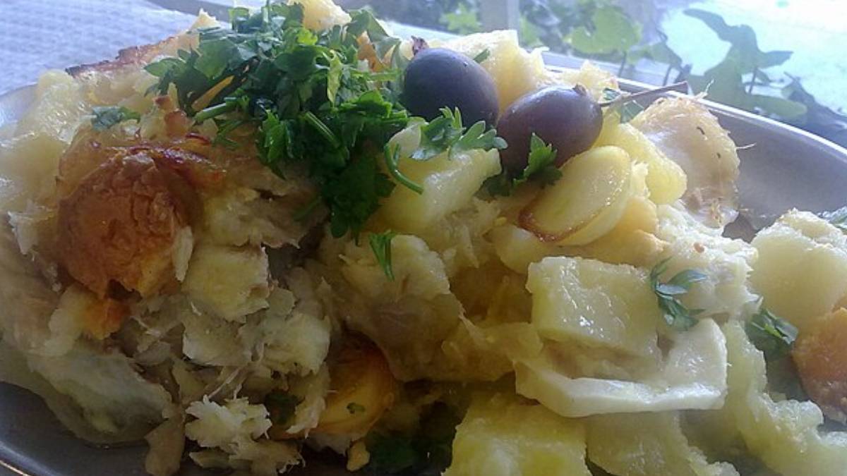 Clássicos que nunca falham: Gomes de Sá, bacalhoada de forno e bacalhau com natas. Foto: Wikimedia Commons