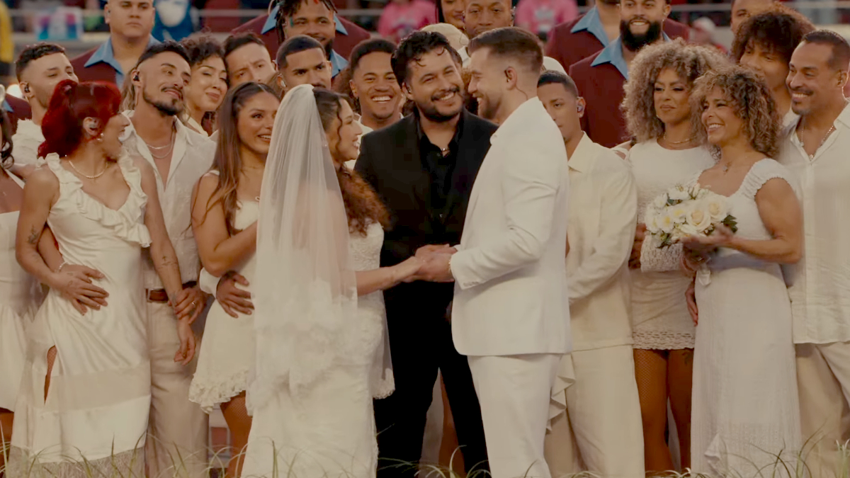Muito mais aconteceu: dentre as coisas, um casamento legítimo, que foi oficializado no gramado durante a performance