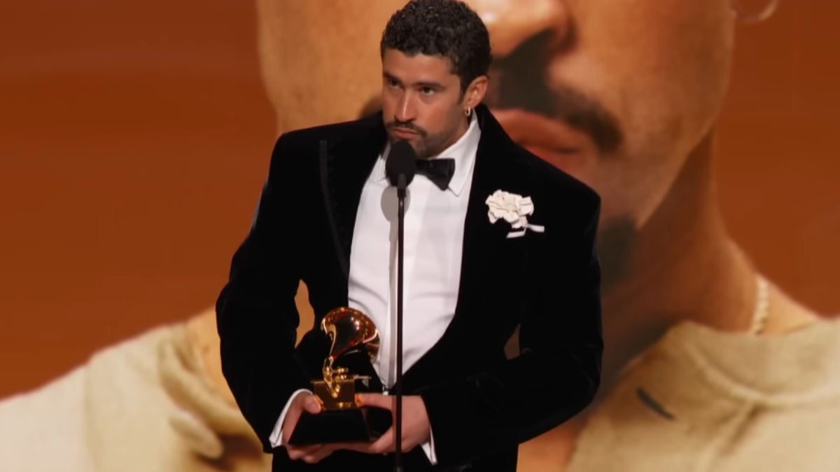 O artista foi um dos grandes destaques do Grammy 2026, vencendo duas estatuetas, incluindo Álbum do Ano e Melhor Álbum de Música Urbana pelo trabalho 'Debí Tirar Más Fotos' - (Reprodução/YouTube)