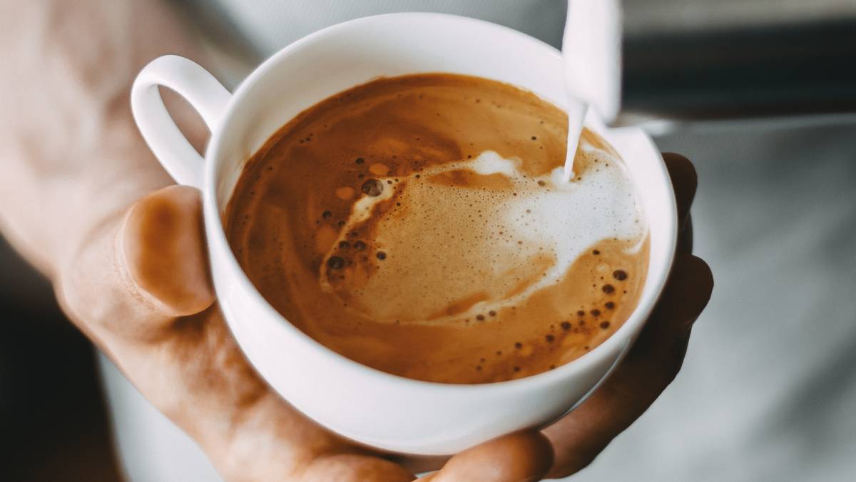 É o primeiro passo para transformar o café comum em uma experiência mais saborosa dentro de casa (Foto: Freepik)