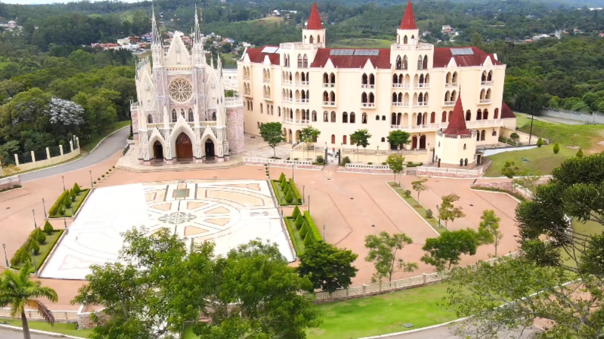 A construção deste "cartão-postal" paulista teve início em 2004 e contou com o trabalho de centenas de pessoas - (Reprodução/YouTube)