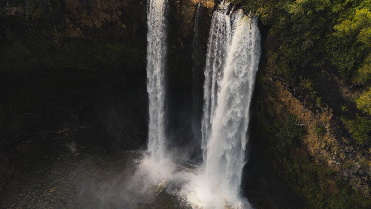 O desaparecimento das quedas segue como símbolo de perda ambiental no Brasil. Foto: Freepik