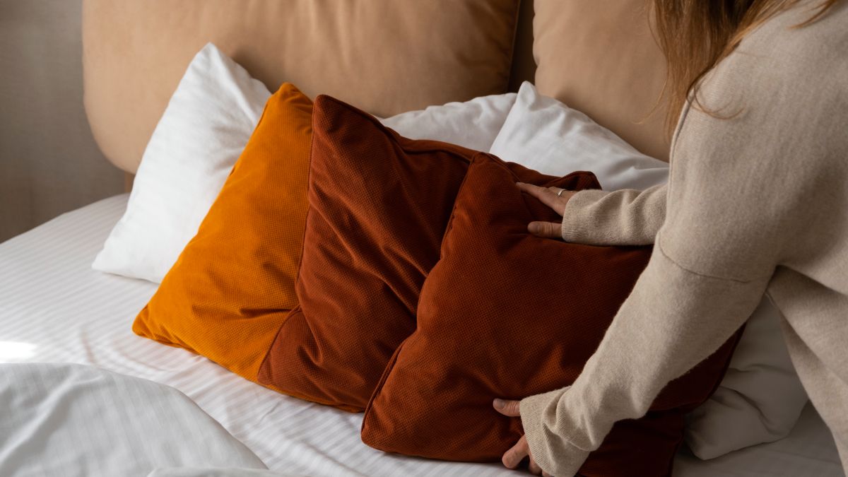 Com o passar dos dias, esse material favorece a proliferação de microrganismos e pode aumentar o risco de alergias, irritações e infecções cutâneas (Fotos: Freepik)