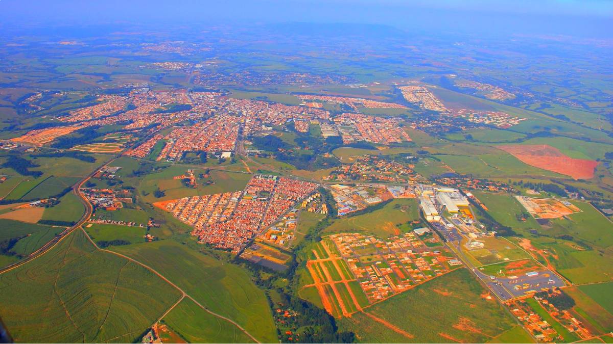A cidade se tornou sede do Centro Nacional de Paraquedismo ainda na década de 1970 (Foto: Wikimedia Commons/James Martins)