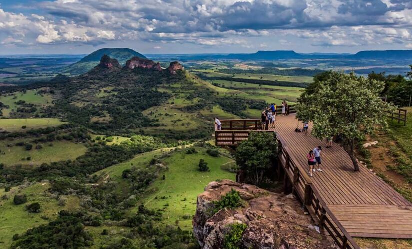 Já em Botucatu, a Vista da Cuesta de Botucatu, formação geológica atrai turistas e amantes da natureza. Foto: Divulgação/Secretaria de Turismo de Botucatu