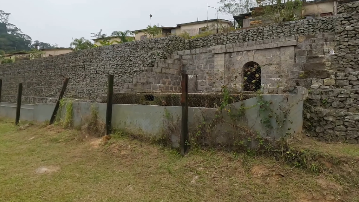 A reforma buscou equilibrar a preservação histórica com a infraestrutura necessária para visitantes, incluindo novos sanitários e muros de contenção que também servem como assentos para a torcida - (Reprodução/YouTube)