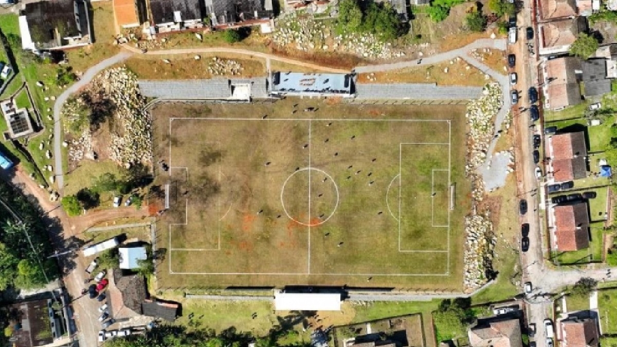 Na época, o local pertencia ao Serrano Athletic Club, formado por funcionários da São Paulo Railway. Em 1936, após uma fusão com a Sociedade Recreativa Lyra da Serra, o clube passou a se chamar União Lyra-Serrano, nome que mantém até hoje - (Reprodução/PMSA)