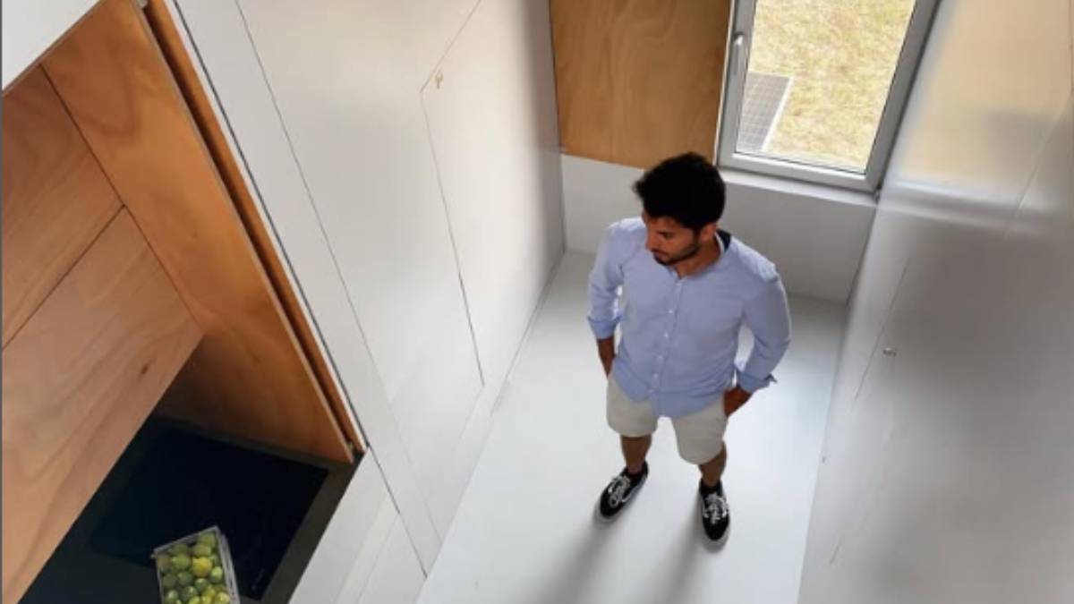 Em espaços tão pequenos, cada degrau de escada costuma ser um armário. Mesas são retráteis e sofás podem ser posicionados perto de janelas para maximizar a luz, utilizando tecnologias como ar condicionado e TV compacta (Foto: leonardo.di.chiara/Reprodução Instagram)