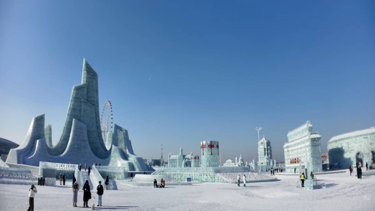 O inverno chega e a cidade de Harbin se transforma em um cenário que parece tirado de um conto de fadas, mas congelado