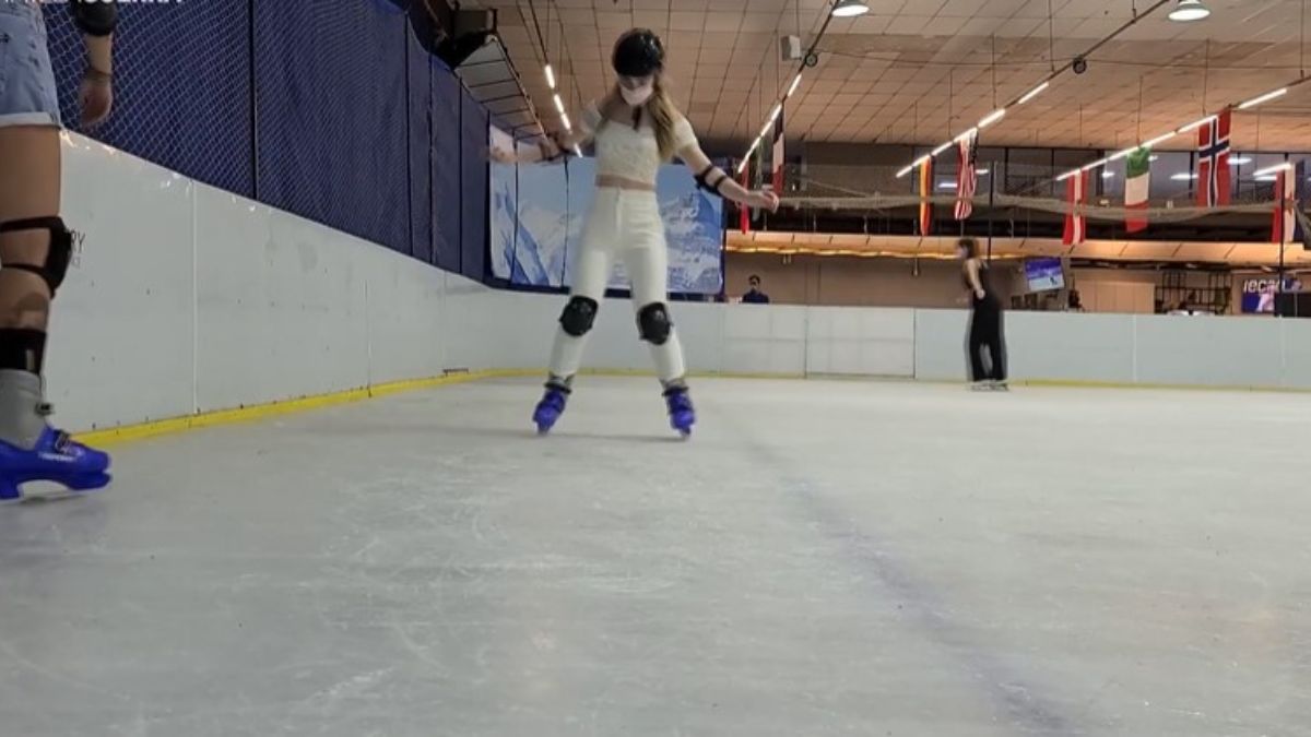 Aulas e clínicas de patinação artística: boa porta de entrada para quem quer aprender postura, equilíbrio, frenagem e movimentos com mais controle, em vez de "só sobreviver" no gelo. A Arena divulga aulas experimentais a partir de R$ 99, com metodologia certificada. Foto: Reprodução YT/Camilla Guerra