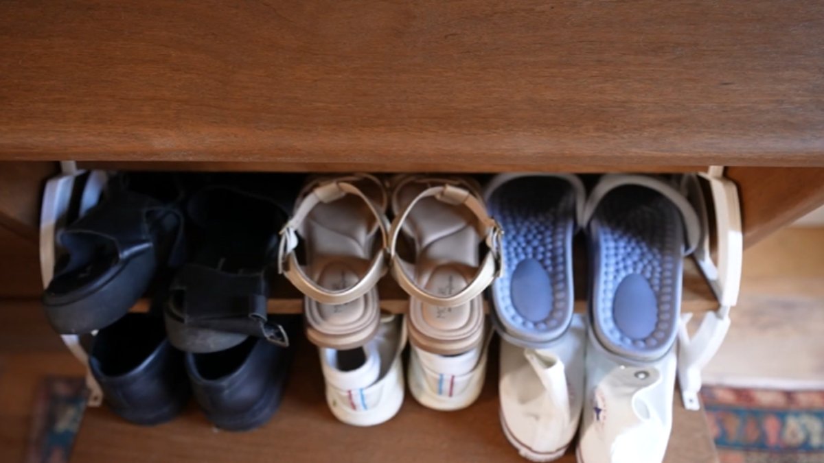 Com a abertura basculante, os sapatos aparecem inclinados e visíveis de uma só vez; assim, escolher o par antes de sair de casa se torna mais rápido, inclusive em dias corridos